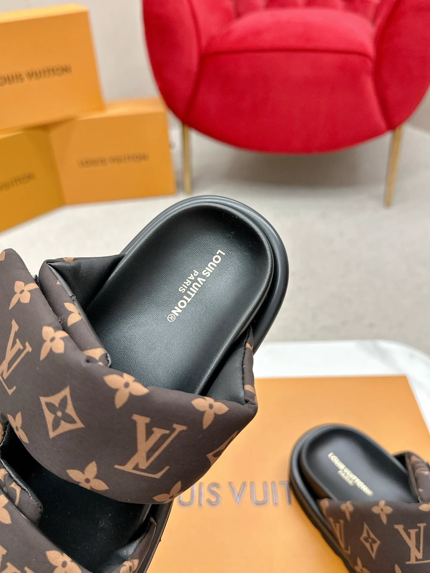 P340 yuan LV Louis Vuitton Full of high-end feel! A popular model among bloggers at home and abroad, it’s retro and fashionable, and looks stunning on your feet! Mainly recommended model on the official website★ ━━━━━ ЅᏇєєt ━━━━━ ▪️Upper: original calfskin ➕5D printing process ▪️Inner: imported mixed sheepskin ▪️Outsole: original molded foam outsole ▪️Size: Female 35-40 Men's 39-44 (women's 41 men's 45)